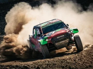 Yazeed Al-Rajhi y Timo Gottschalk en acción en el Rally Dakar 2025.