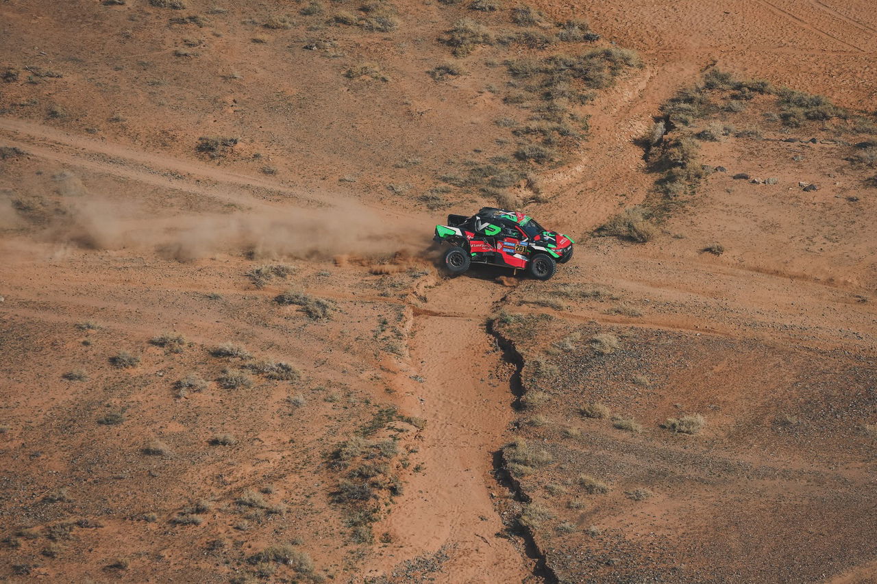 El vehículo de Yazeed Al-Rajhi en acción, enfrentando terrenos desafiantes del Dakar 2025.