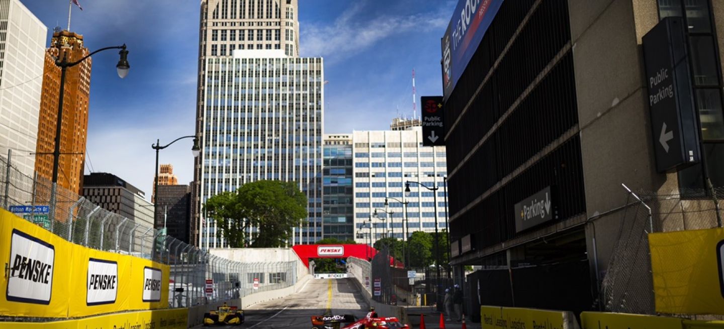 Monoplaza RLL en acción durante el GP de Detroit, muestra velocidad y dinamismo.