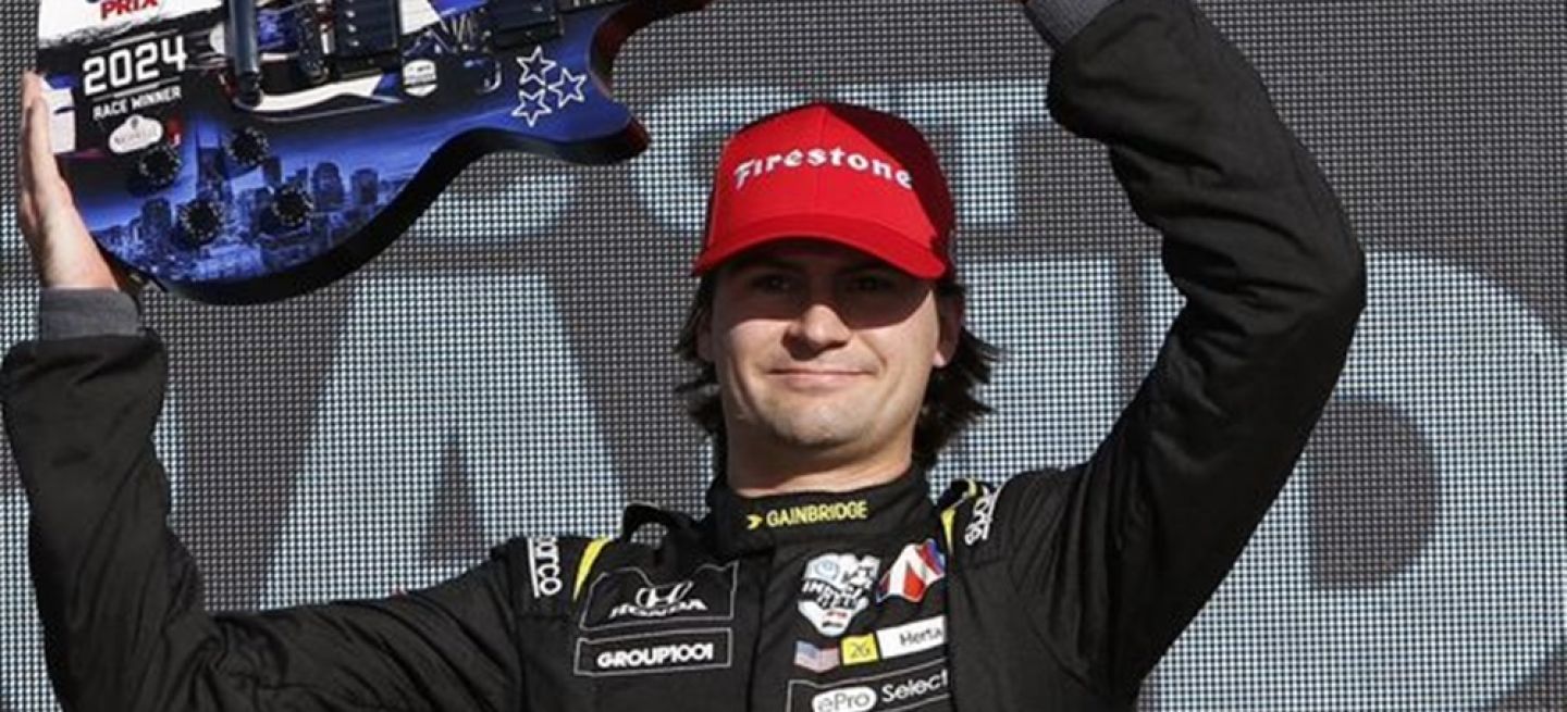 Colton Herta celebra con su monoplaza Andretti en Nashville.