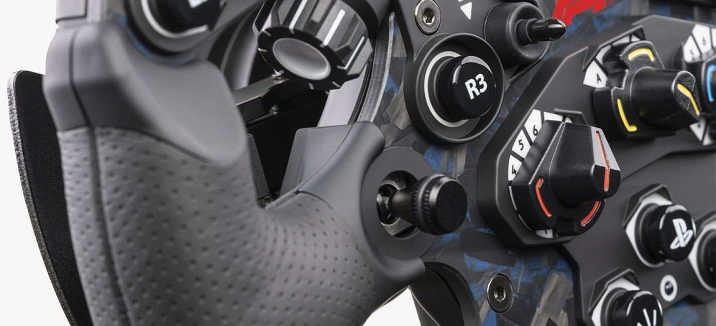 Primer plano del volante Fanatec ClubSport con tecnología Direct Drive.