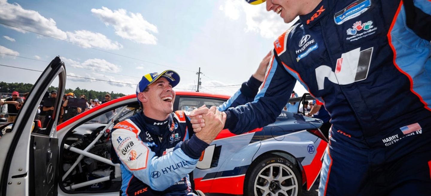 Robert Wickens junto a un Hyundai en evento Motorsport.