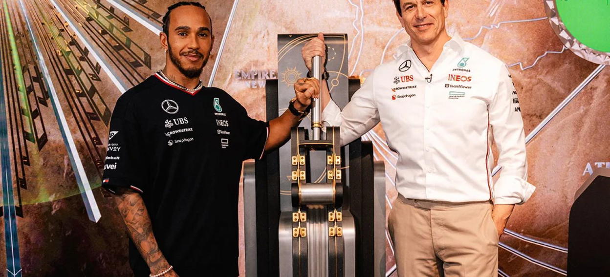 Toto Wolff y Lewis Hamilton junto a trofeo de F1 de Mercedes.