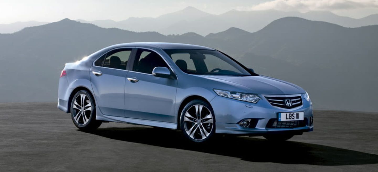 Vista lateral Honda Accord muestra su línea elegante y dinámica.