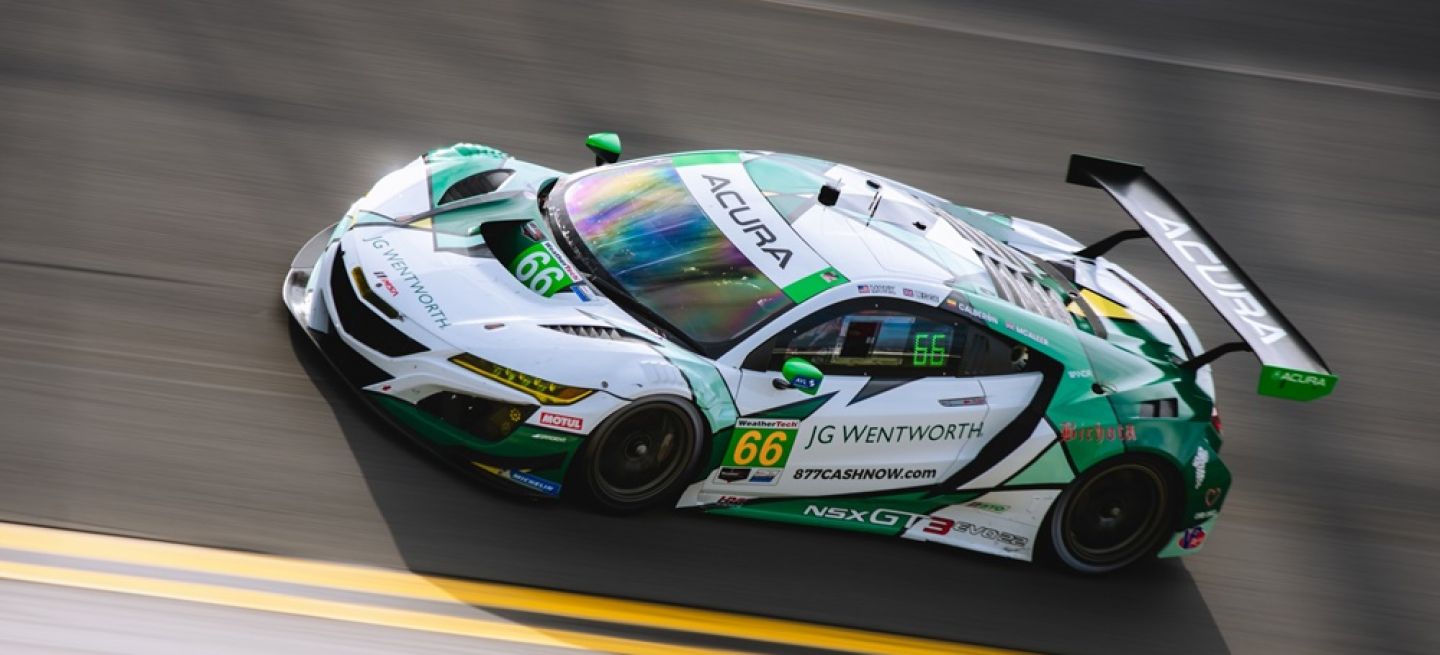 El Acura NSX GT3 en acción, mostrando su aerodinámica y diseño lateral.