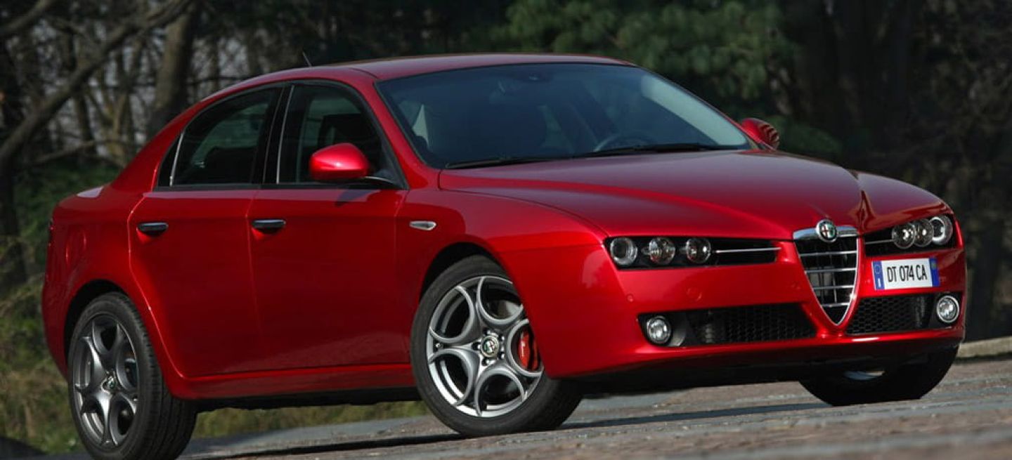 Vista oblicua delantera que resalta el diseño y dinamismo del Alfa Romeo 159.