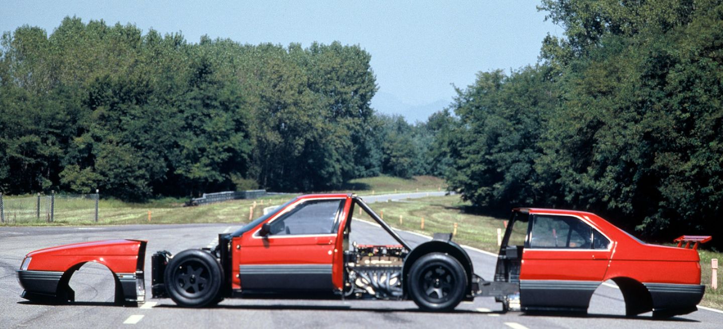 Vista lateral del Alfa Romeo 164 Pro-Car, resaltando su aerodinámica.