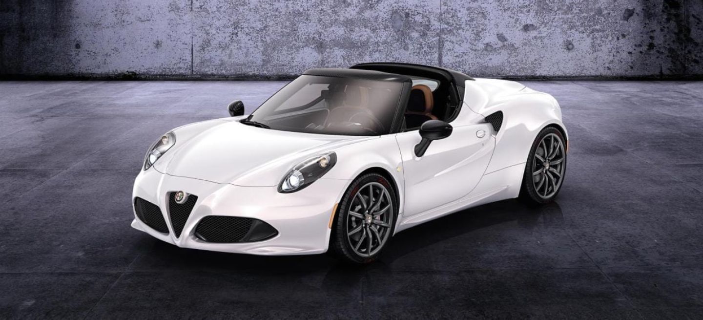 Vista lateral y delantera del Alfa Romeo 4C Spider en color blanco.