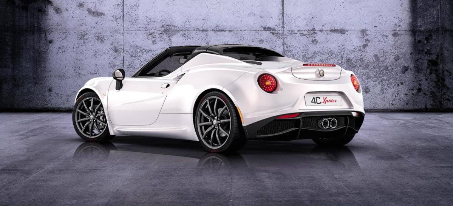 Vista trasera y lateral del Alfa Romeo 4C Spider, destacando su diseño deportivo.