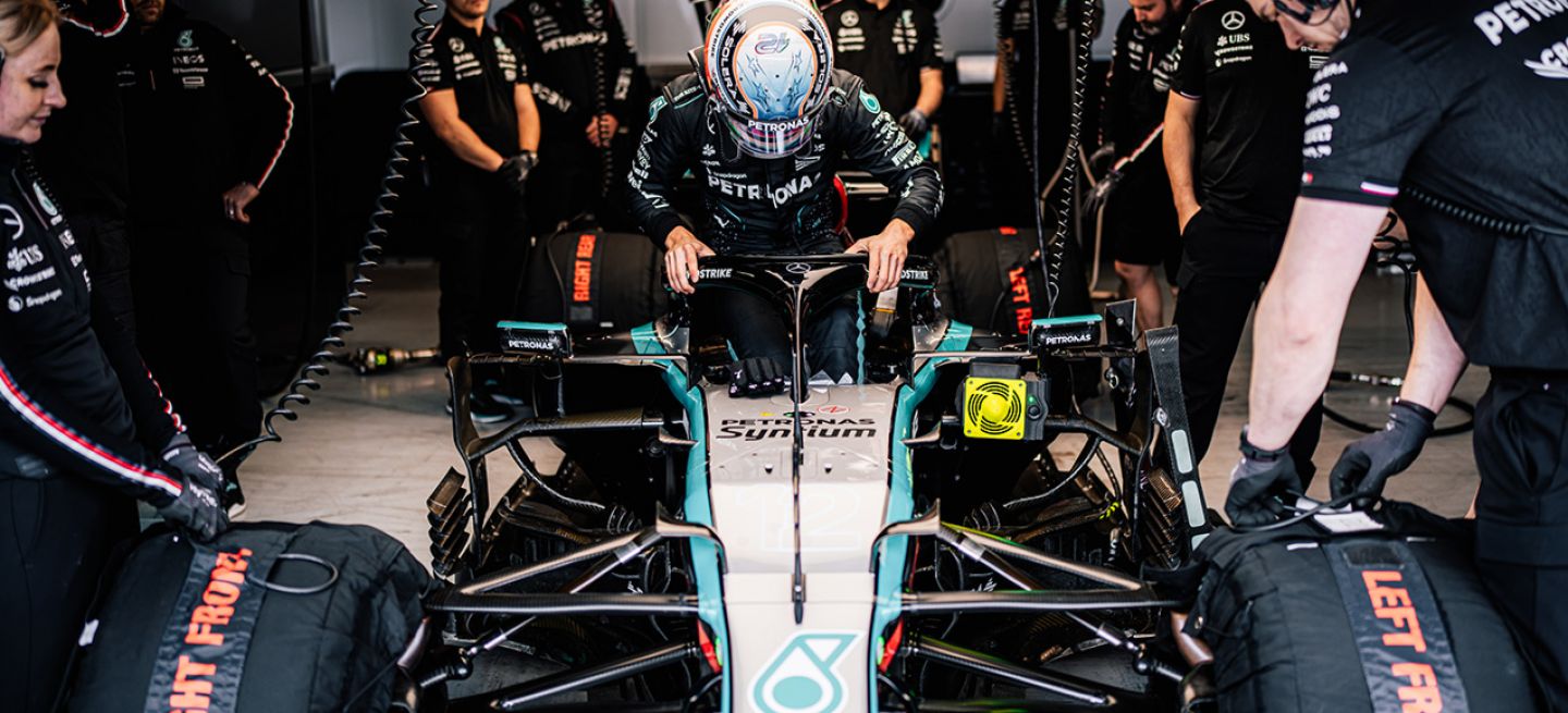 Antonelli al volante del imponente Mercedes F1 de 2025 preparándose para rodar en pista.