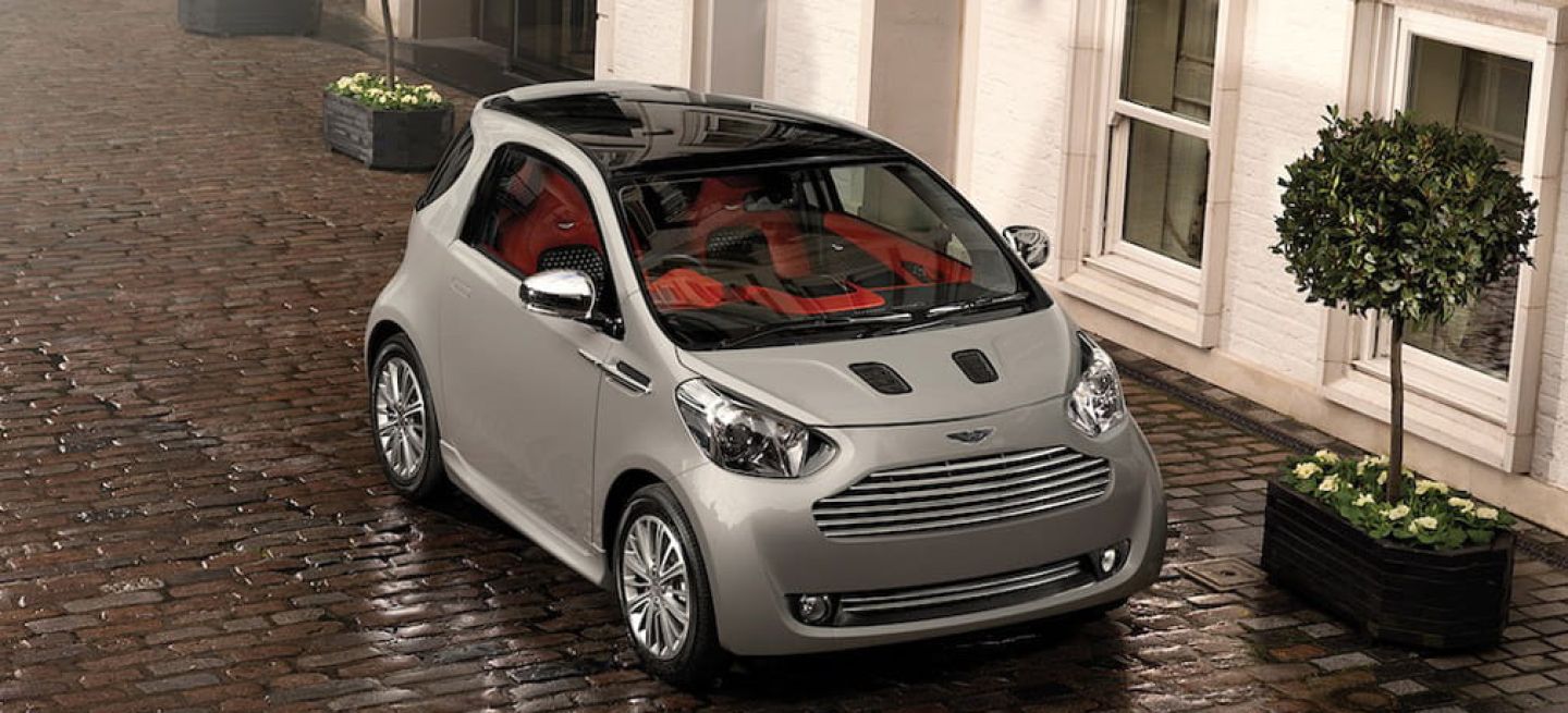 Vista frontal y lateral del Aston Martin Cygnet en ambiente urbano.