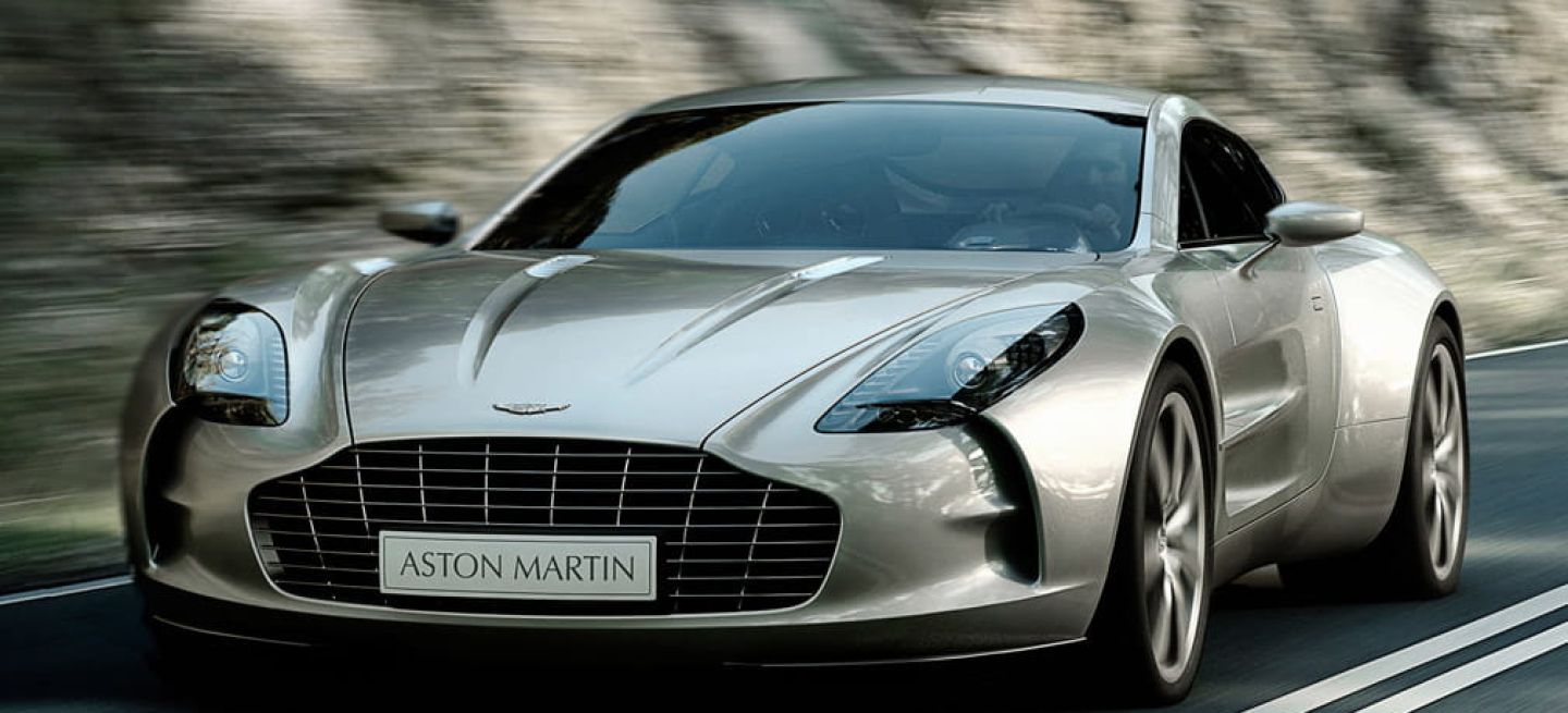 Aston Martin One-77 capturado en pleno dinamismo sobre el asfalto.