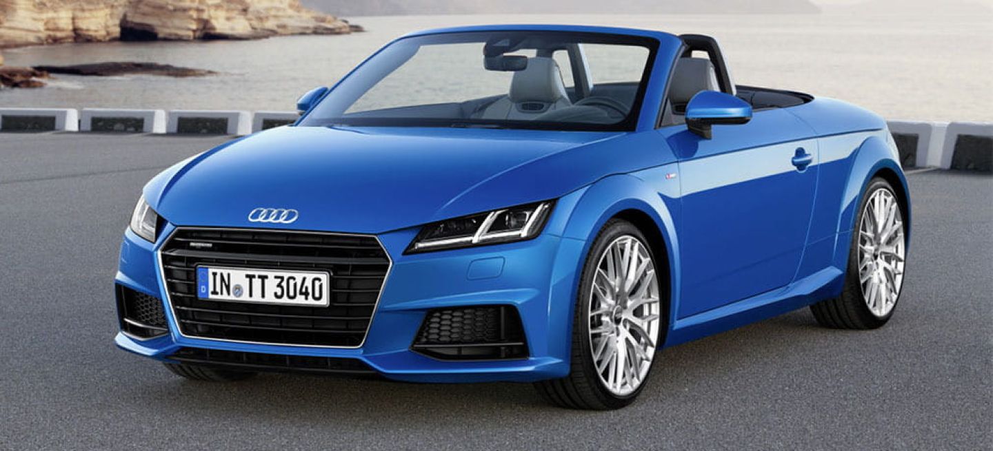 Vista angular del Audi TT Roadster, mostrando su diseño dinámico.