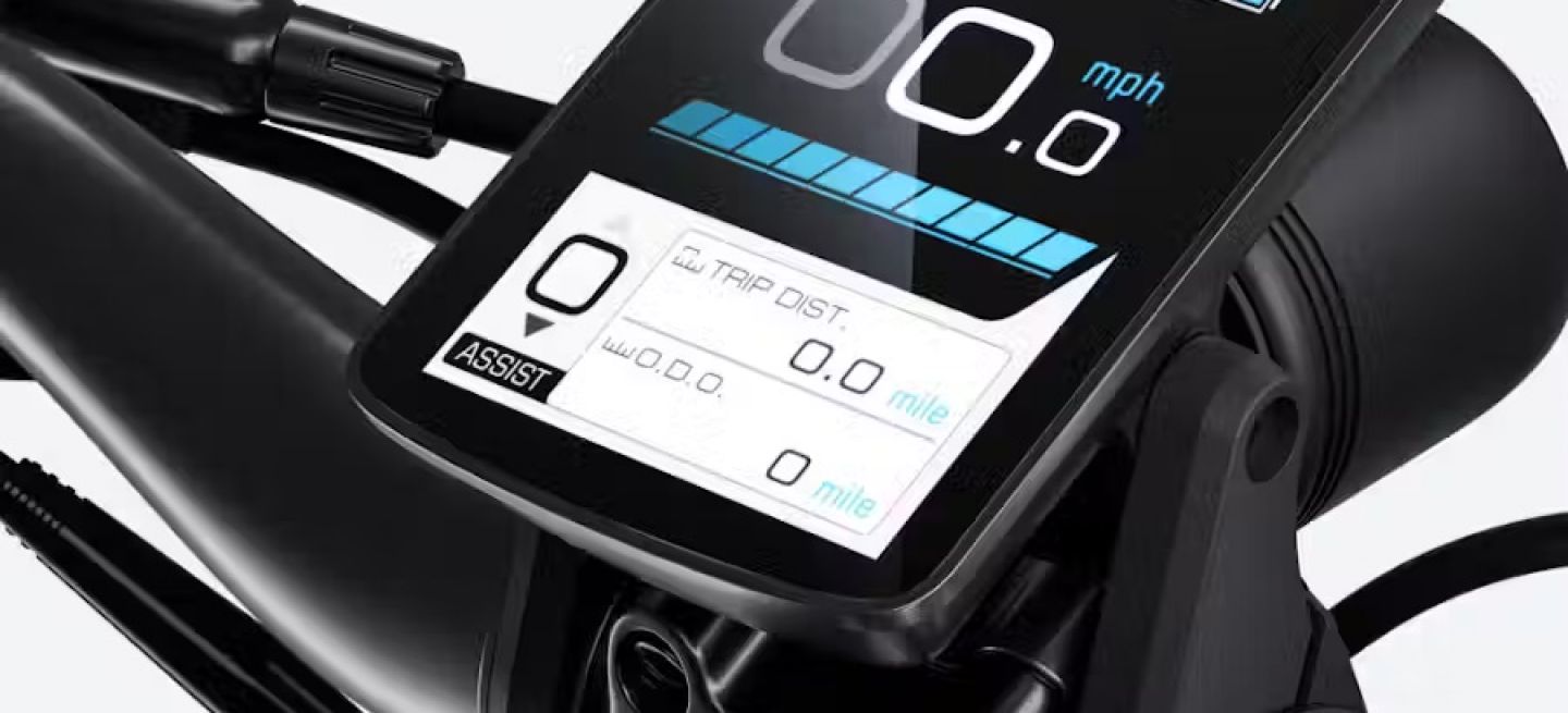 Pantalla digital en manillar de bicicleta eléctrica Aventon Abound, muestra datos y controles.
