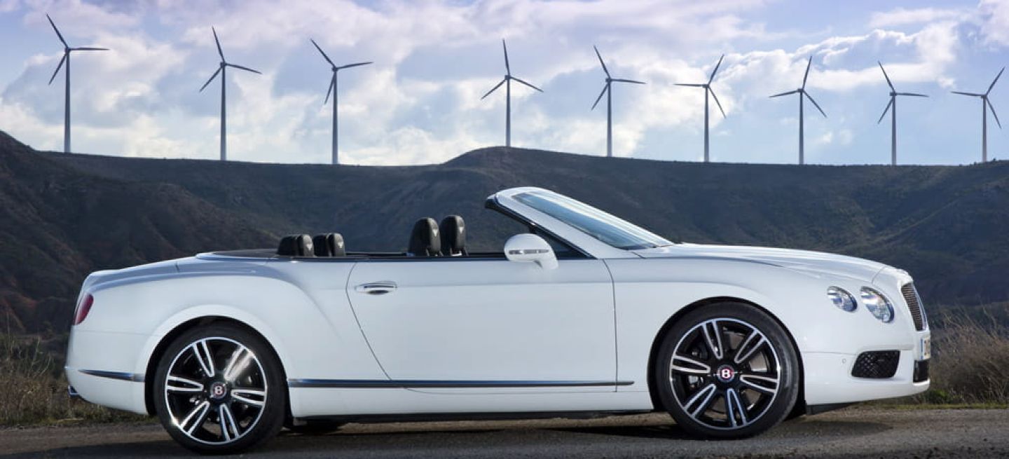 Vista lateral del Bentley Continental GTC que muestra su elegante silueta.