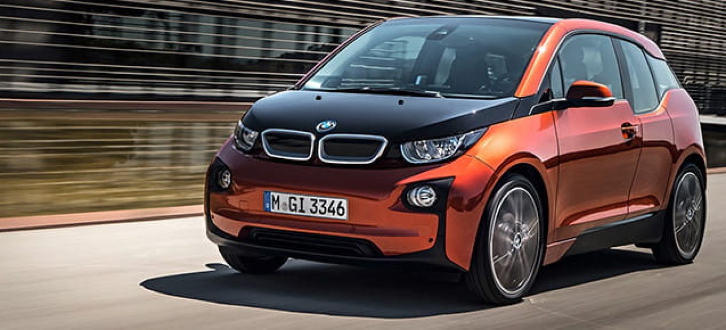 BMW i3 en movimiento, mostrando su diseño lateral compacto y aerodinámico.