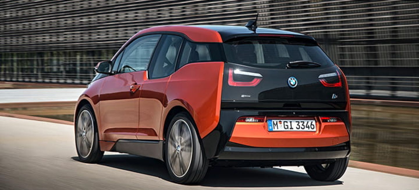 BMW i3 mostrando su diseño trasero y lateral en movimiento.