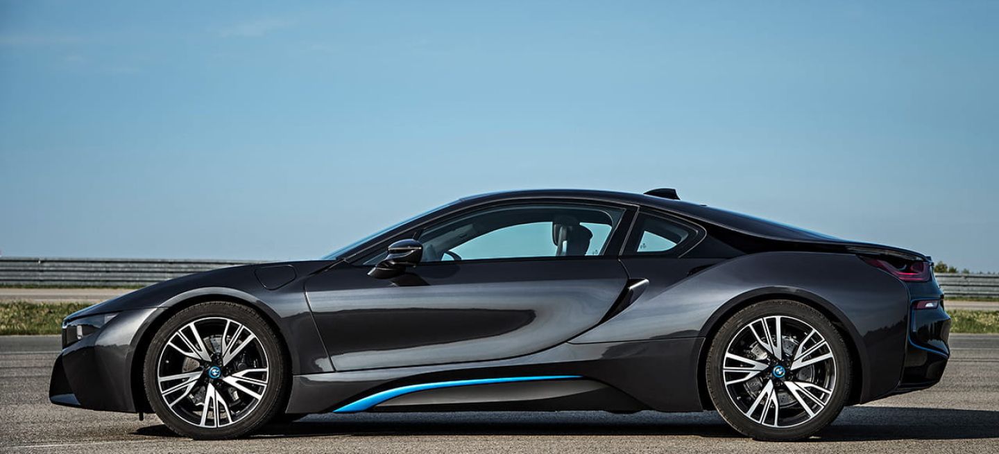 Vista lateral del BMW i8 destacando su aerodinámica y líneas futuristas