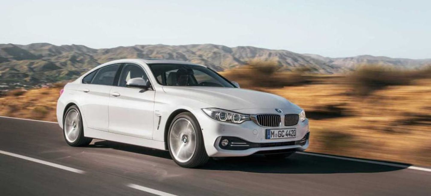 Vista lateral en movimiento del BMW Serie 4 Gran Coupé, destacando su línea deportiva.