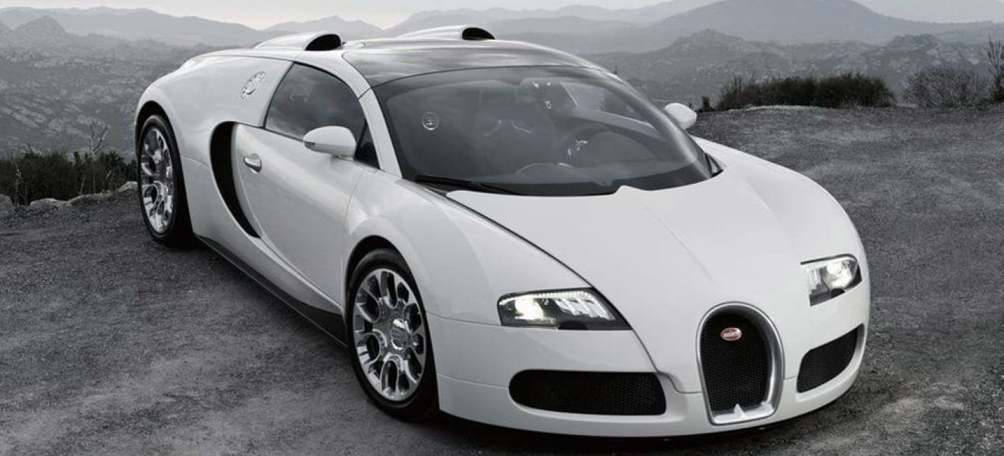 Vista delantera y lateral del Bugatti Veyron Grand Sport en acabado blanco y negro.