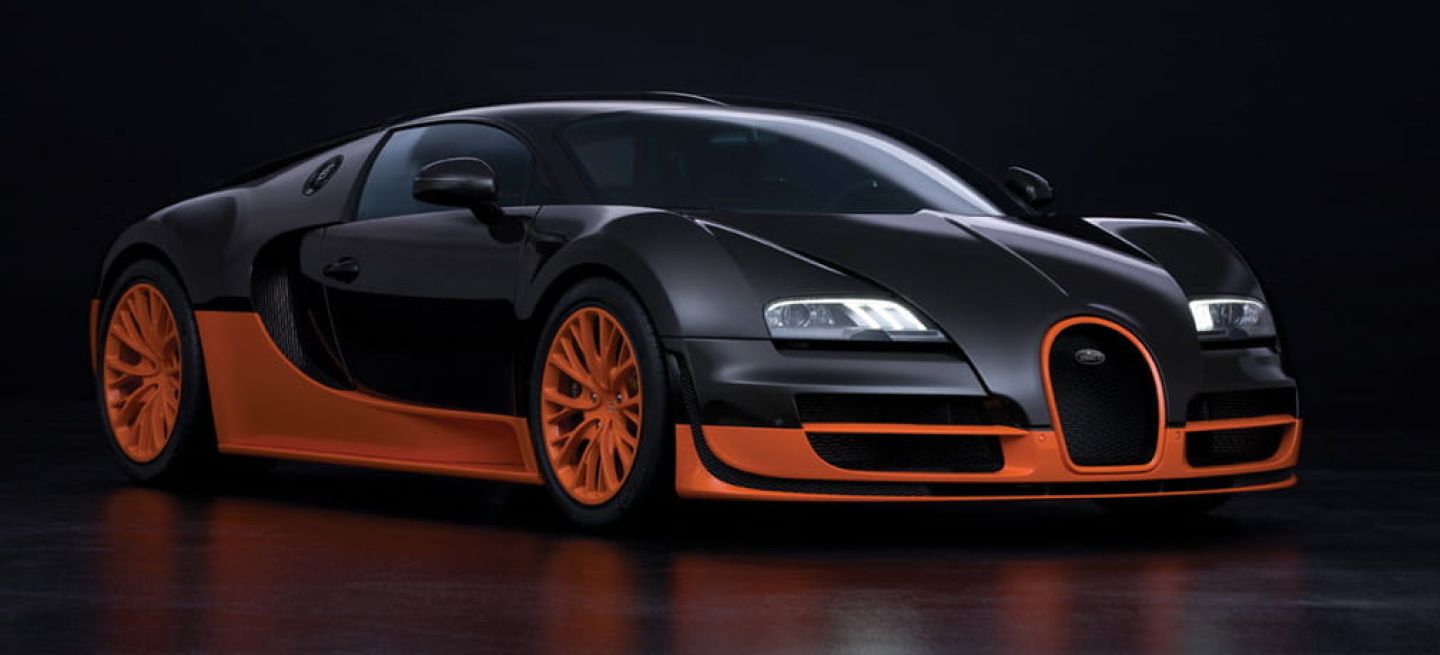 Vista lateral y delantera del Bugatti Veyron Super Sport, diseño icónico.