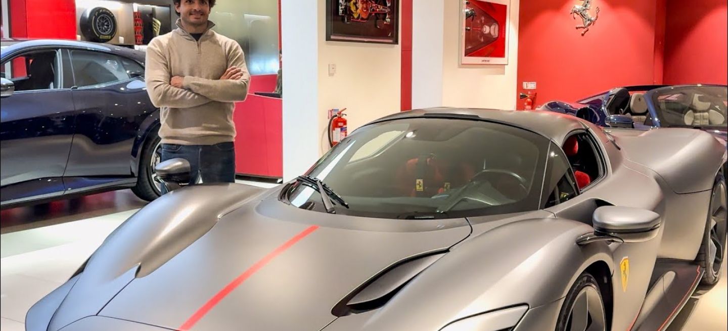 Carlos Sainz presenta su nuevo Ferrari Daytona en un elegante showroom.