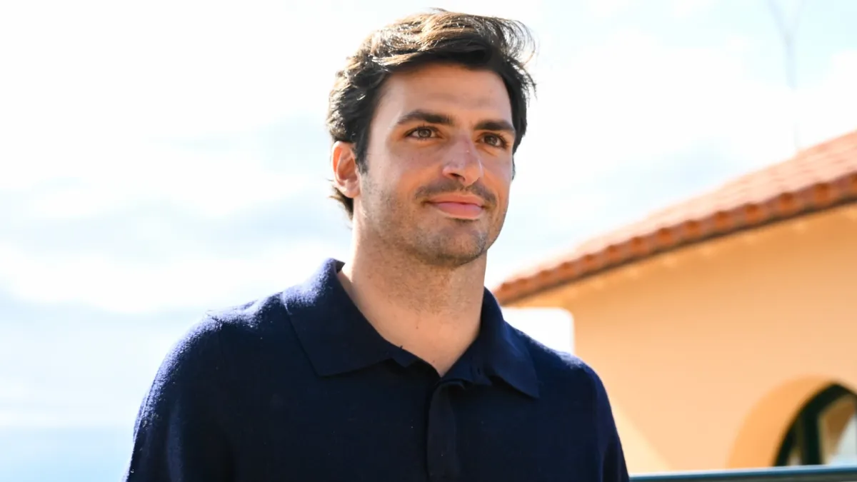 Carlos Sainz mirando al horizonte, posiblemente reflexionando sobre su próximo desafío en la F1.