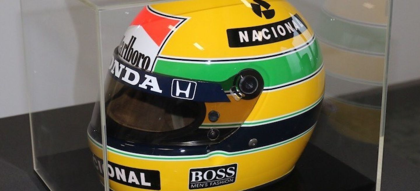 Réplica del icónico casco de Ayrton Senna, legendario piloto de Fórmula 1.