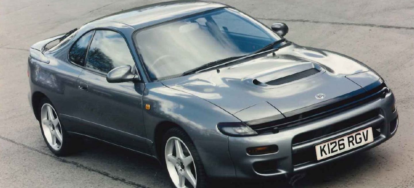 Vista lateral de un Toyota Celica, versión Carlos Sainz de 1992, un clásico del rally.