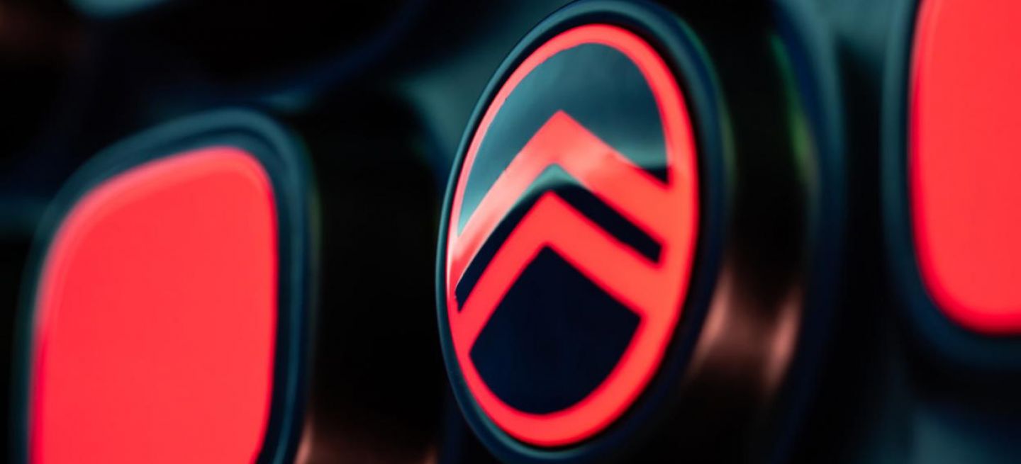 Detalle del emblemático logotipo de Citroën.