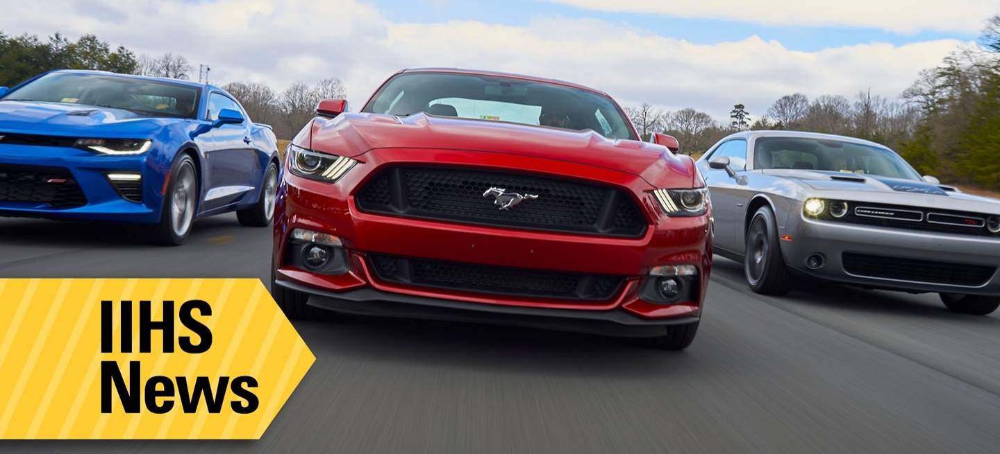 Rápidos pero ¿Inseguros? Mustang, Camaro y Challenger pasan por el crash-test  del IIHS | Diariomotor