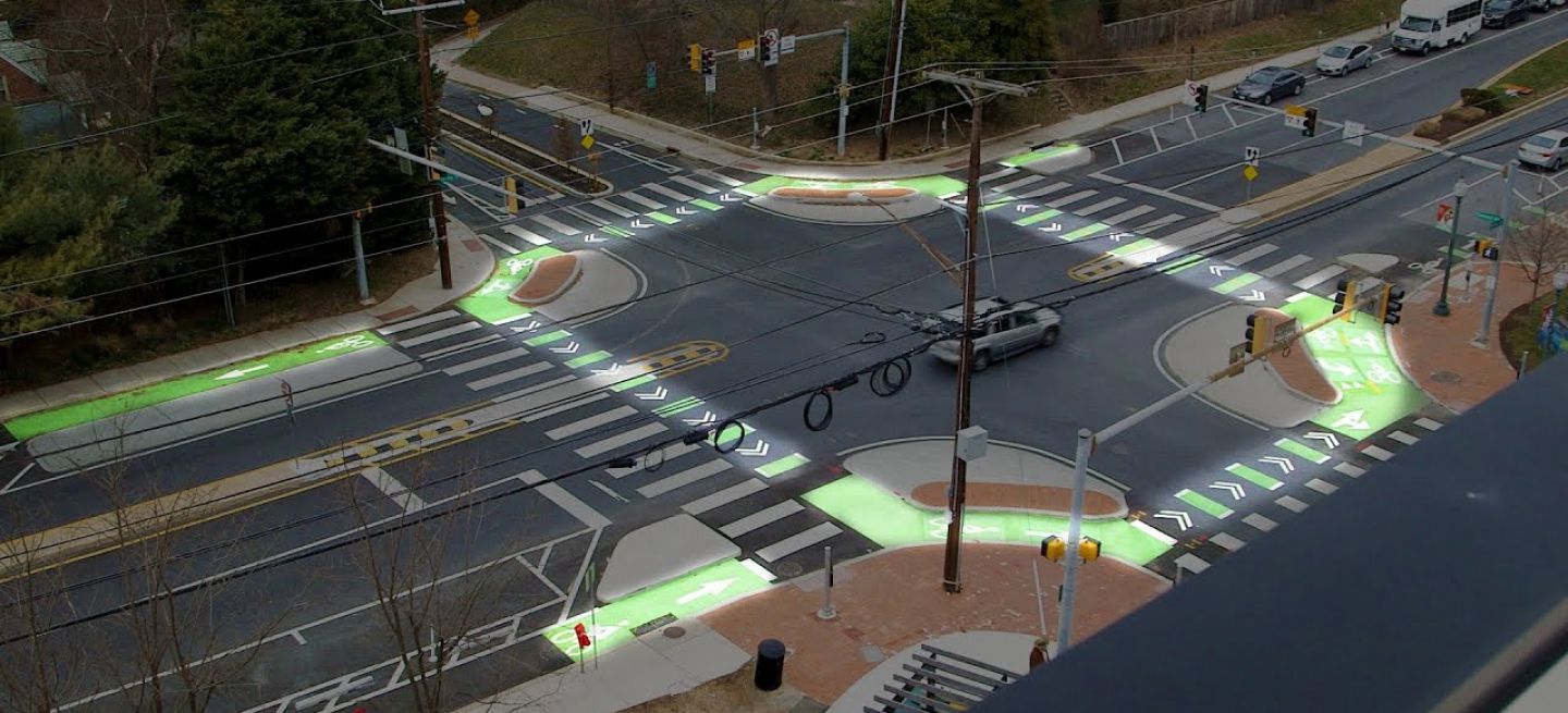 Vista aérea de una intersección holandesa, modelo para prevenir accidentes.