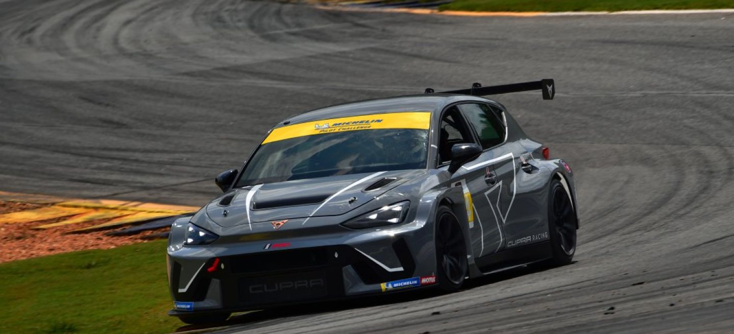 CUPRA demuestra su potencial en la pista con un diseño agresivo y aerodinámico.