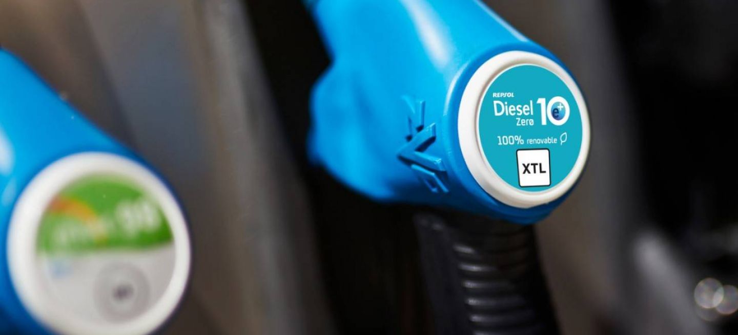 Surtidor de combustible etiquetado como Diesel 100% renovable.