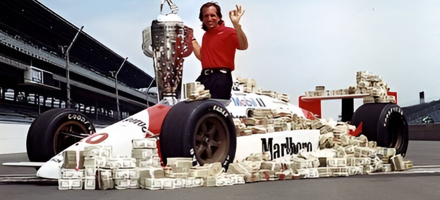 Emerson Fittipaldi celebra su triunfo en la Indy 500 de 1989.