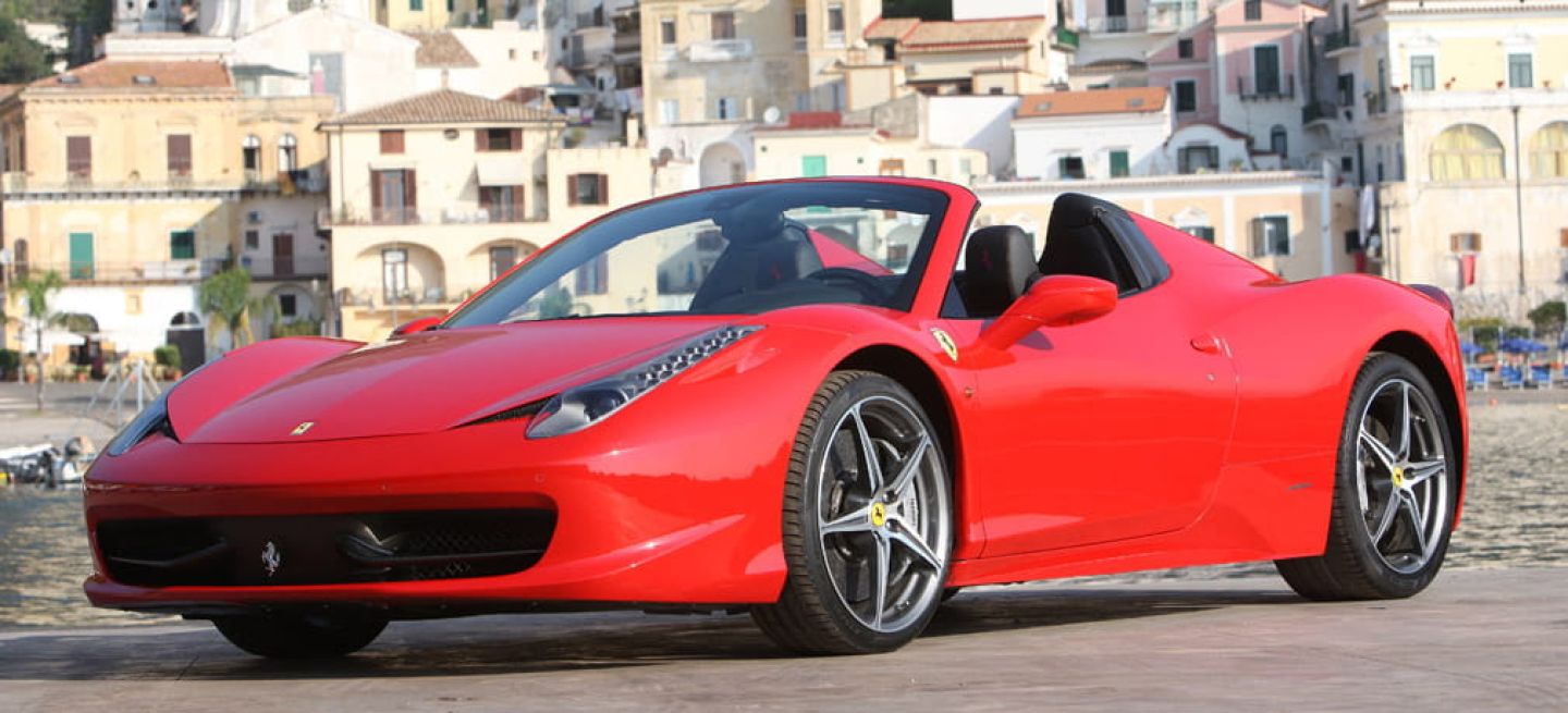 Vista lateral del Ferrari 458 Spider, destacando su diseño aerodinámico.