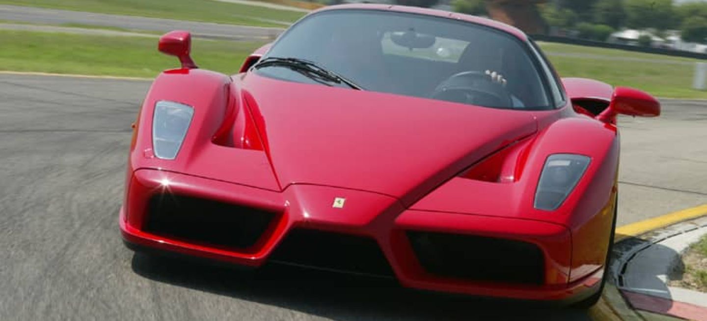 Ferrari Enzo mostrando su dinamismo en pista, una visión emocionante.