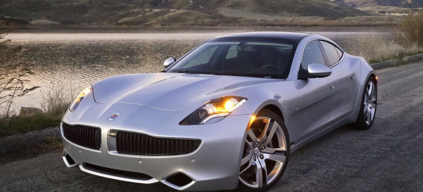 Vista del Fisker Karma destacando su diseño vanguardista y aerodinámico.