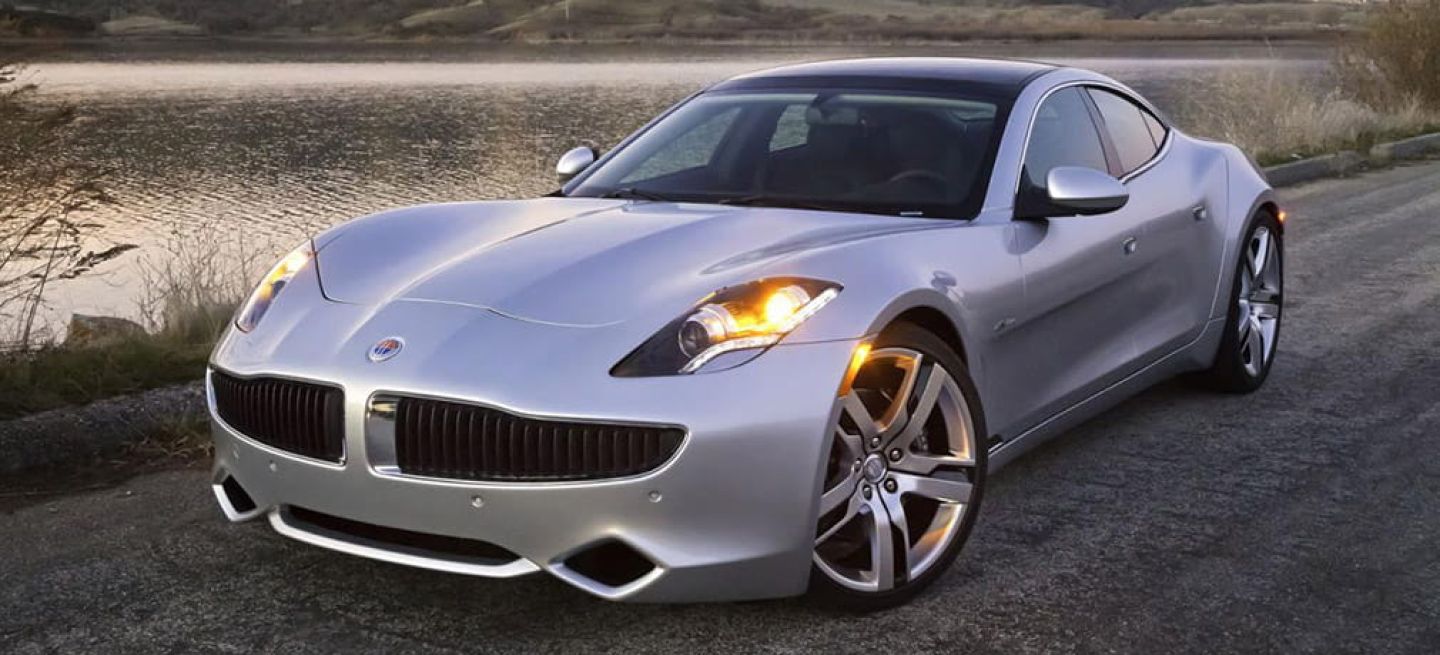 Vista dinámica del Fisker Karma mostrando su diseño vanguardista.