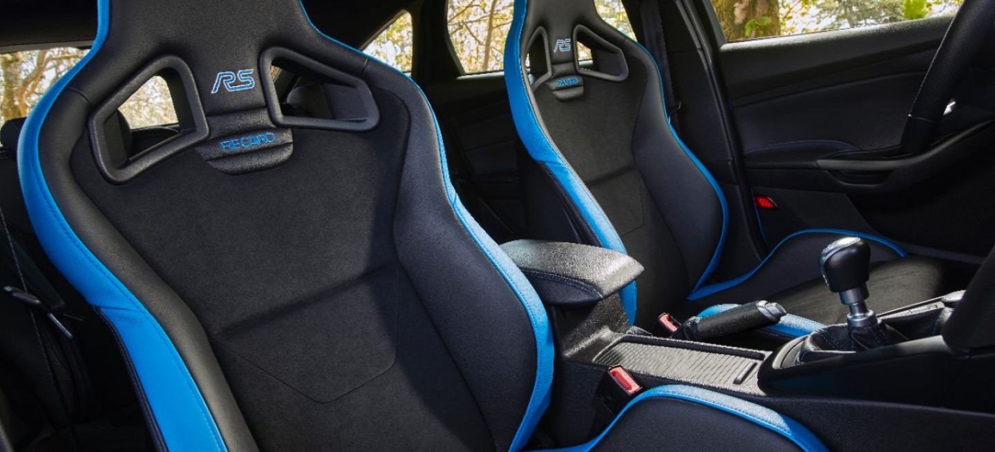 Asientos deportivos Recaro con detalles azules en un Focus RS