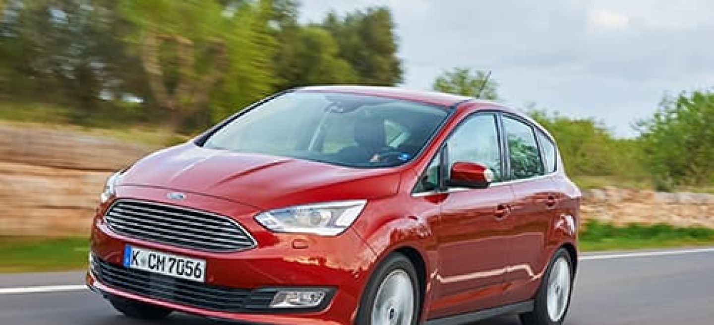 Vista dinámica del Ford C-MAX en movimiento, enfatizando su diseño frontal y lateral.