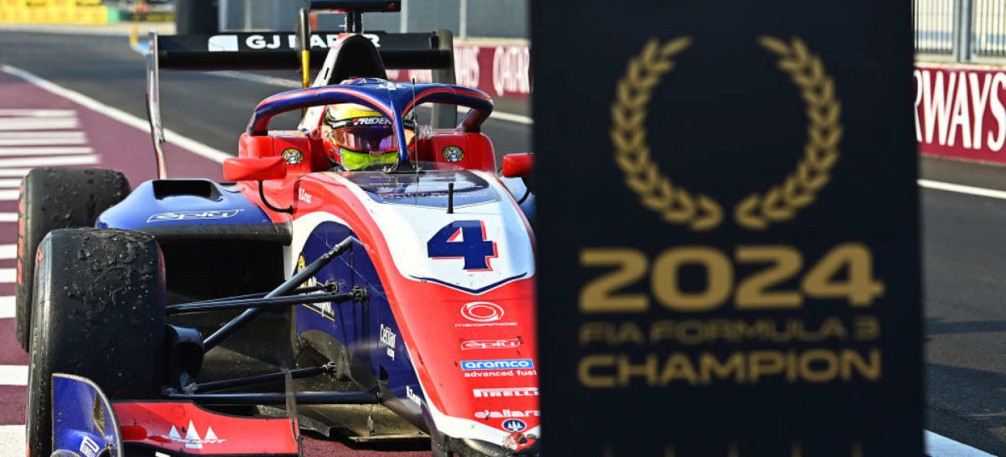 Leonardo Fornaroli posando con su monoplaza tras coronarse campeón de Formula 3