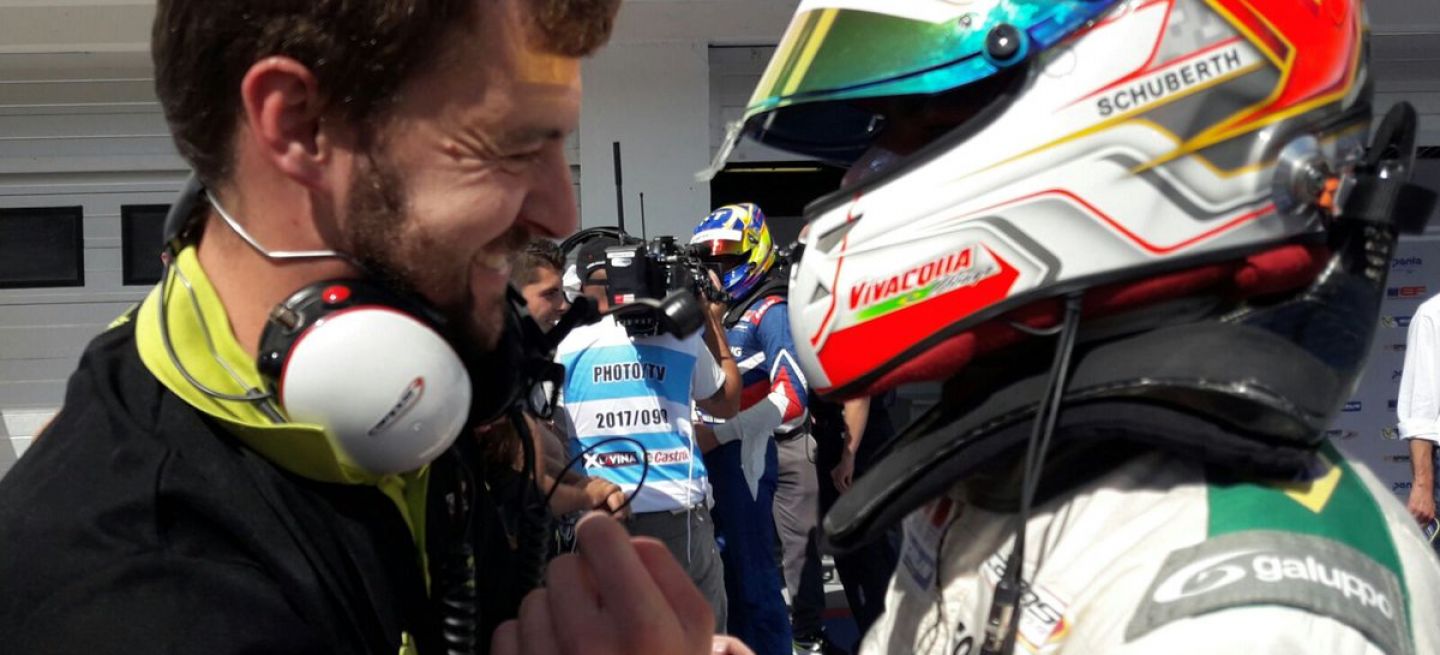 Momento previo a la carrera, interacción entre piloto y equipo.