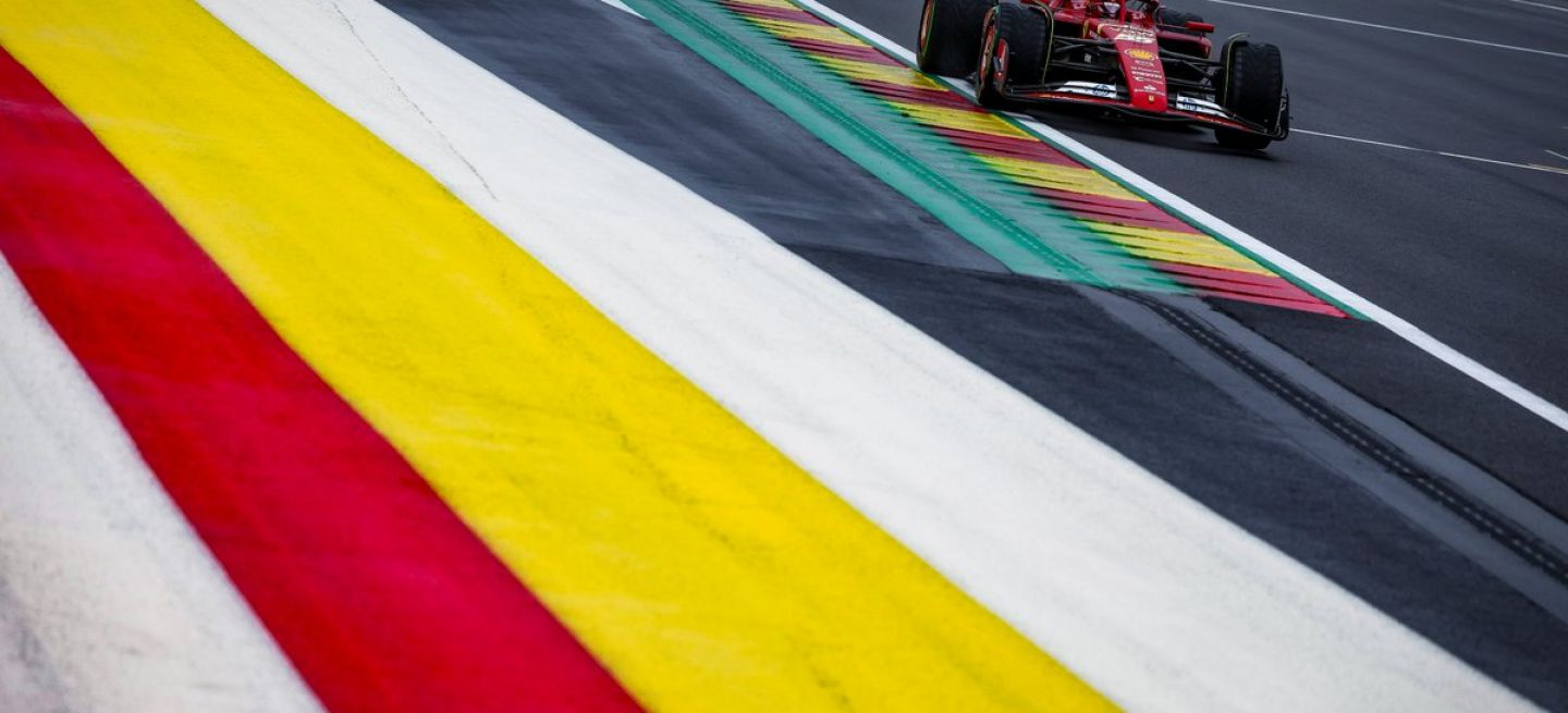 Monoplaza de F1 en acción durante la clasificación para el GP de Bélgica