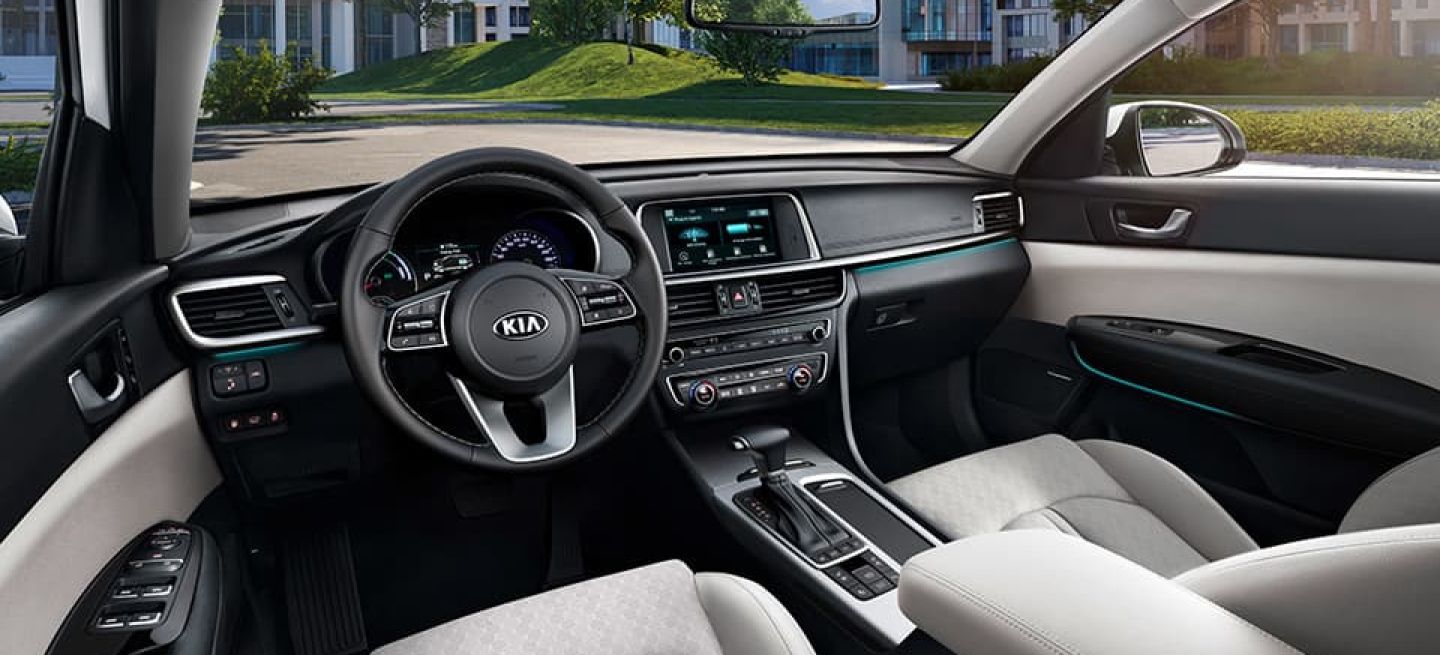 Vista delantera del habitáculo del Kia Optima PHEV, destacando su elegancia y confort.