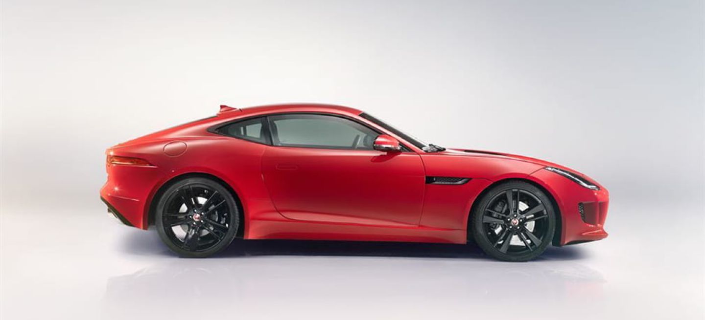 Perfil del Jaguar F-Type Coupé destacando su línea aerodinámica.