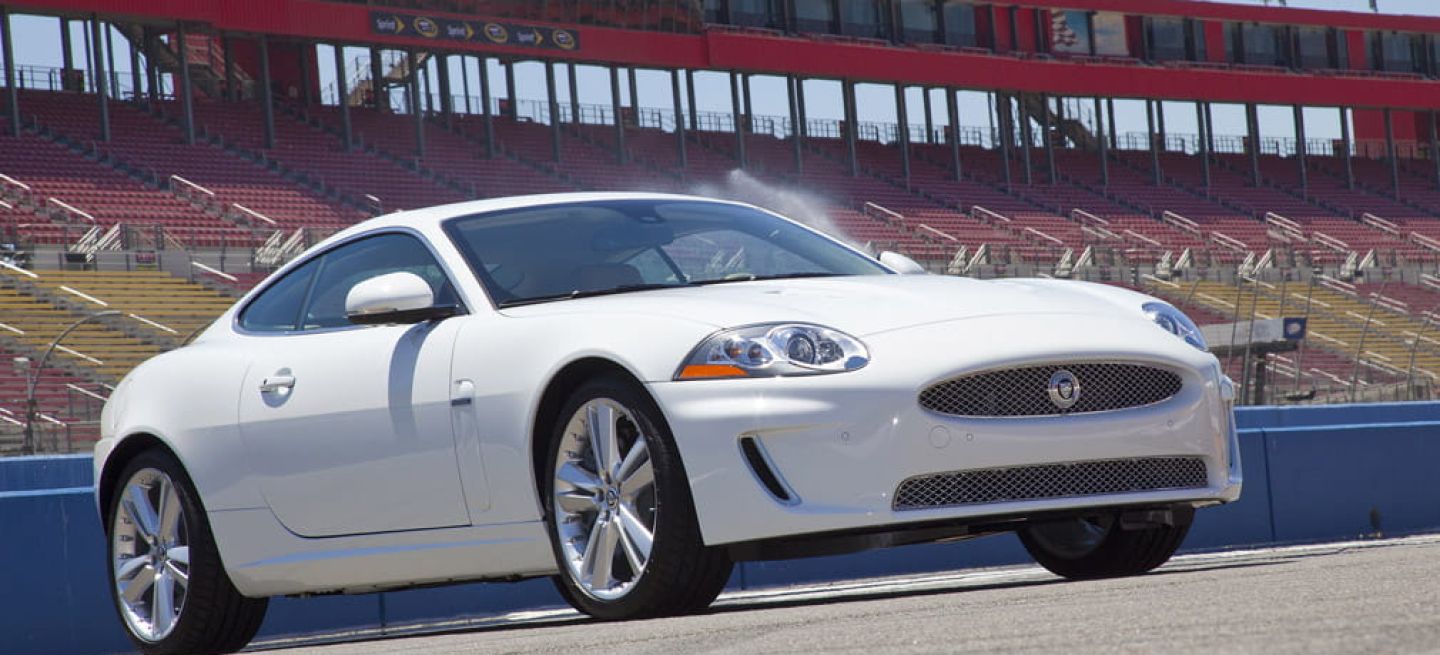 Vista angular del Jaguar XK resaltando su diseño elegante.