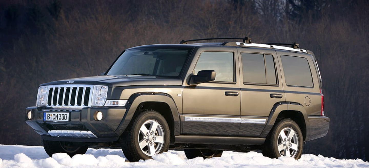 Vista lateral del Jeep Commander mostrando su perfil robusto y aventurero.