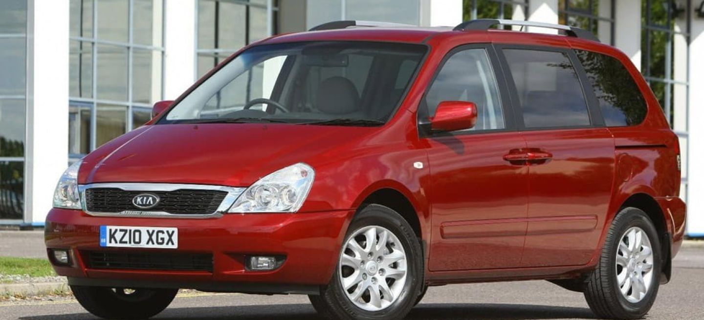 Vista lateral del Kia Carnival, mostrando líneas y diseño.