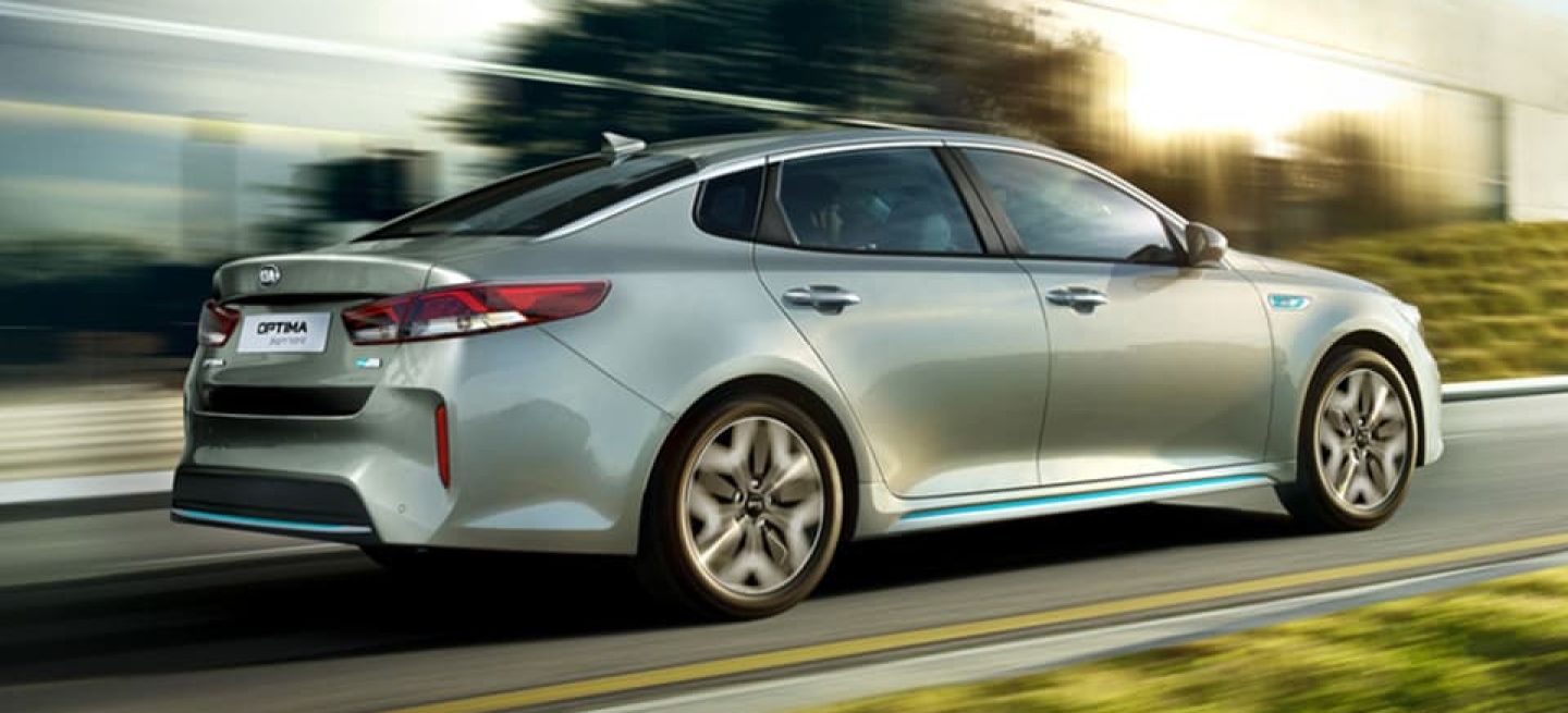 Vista dinámica del Kia Optima PHEV destacando su línea lateral elegante.